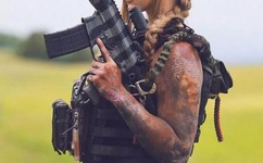 女子健身房内赤裸练健身器材